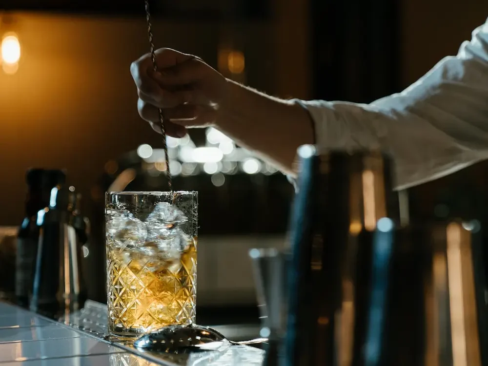 Technique dit de mélange à l'aide d'un verre à mélange très utilisé en mixologie